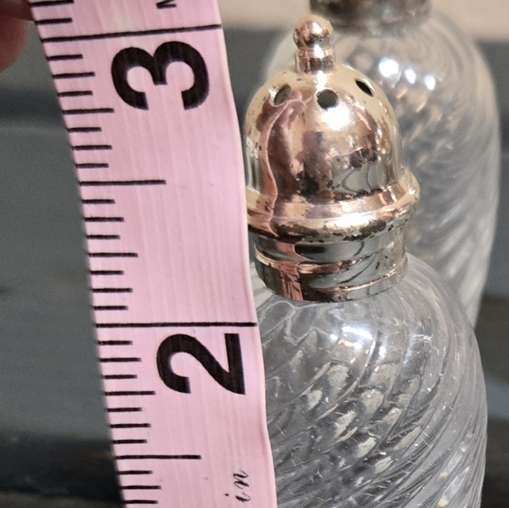 Vintage Glass Swirl Salt And Pepper Shaker Set With Plated Silver Tops - Picture 4 of 6